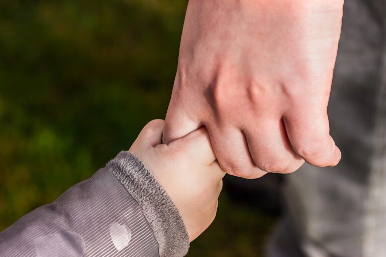 Criei como filho, agora sou obrigado a pagar pensão? Entenda a paternidade socioafetiva