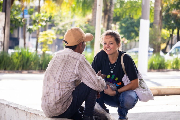 Fraternidade Sem Fronteiras fortalece rede de voluntariado com 15 iniciativas permanentes no Brasil e na África