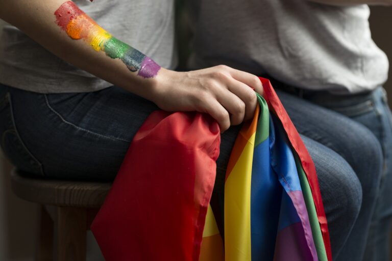 Homofobia não é opinião: entenda quando a fala vira crime e o que fazer em caso de ataques discriminatórios