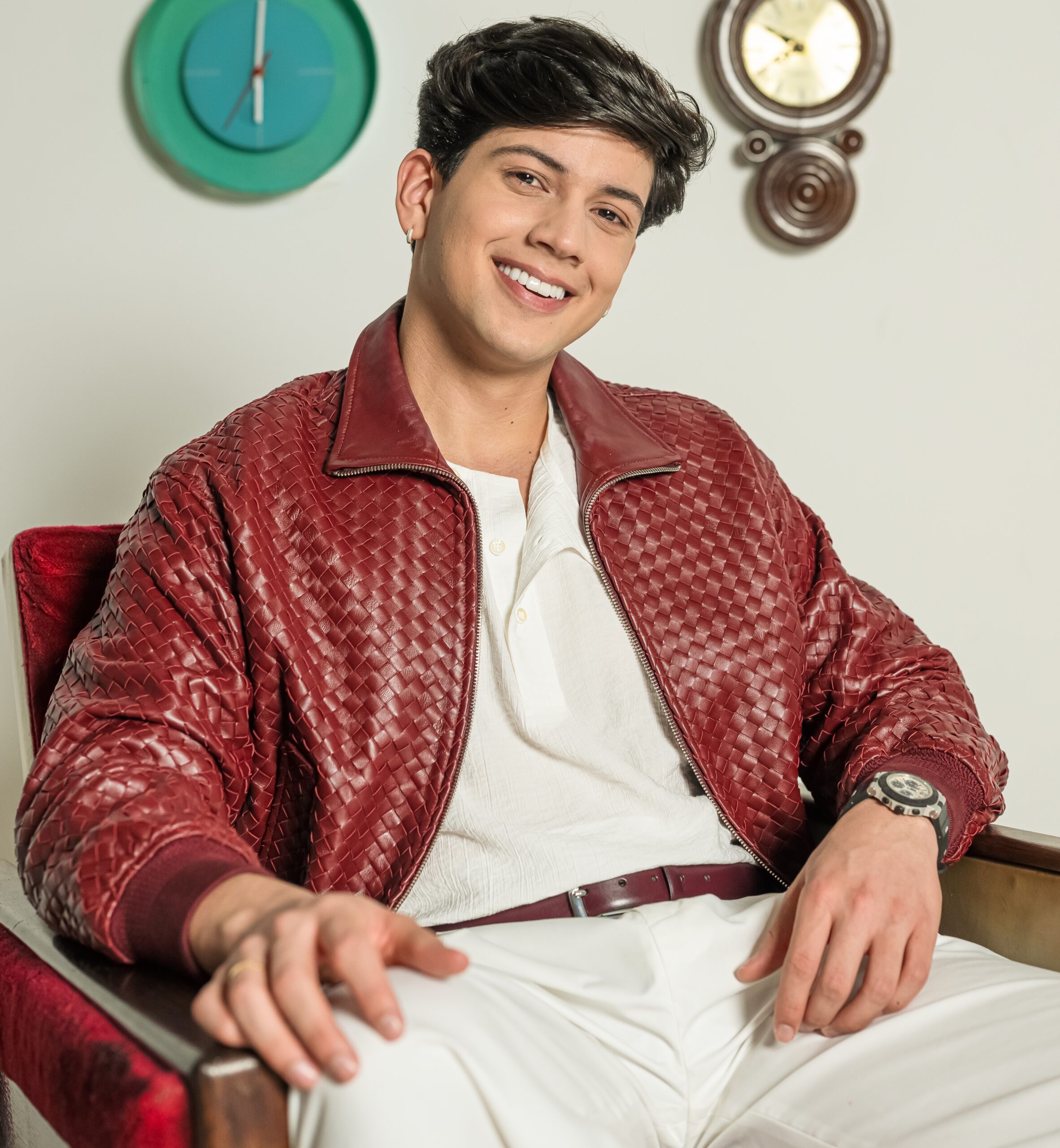 Léo Foguete lança “Além do Tempo” e revisita clássicos da MPB em novo álbum