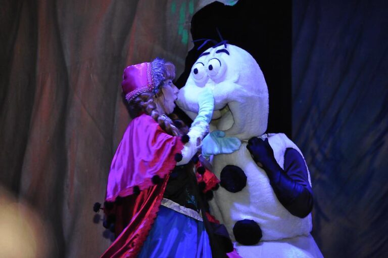 Espetáculo Frozen leva magia e aventura ao teatro Carlos Moreira neste domingo (19)