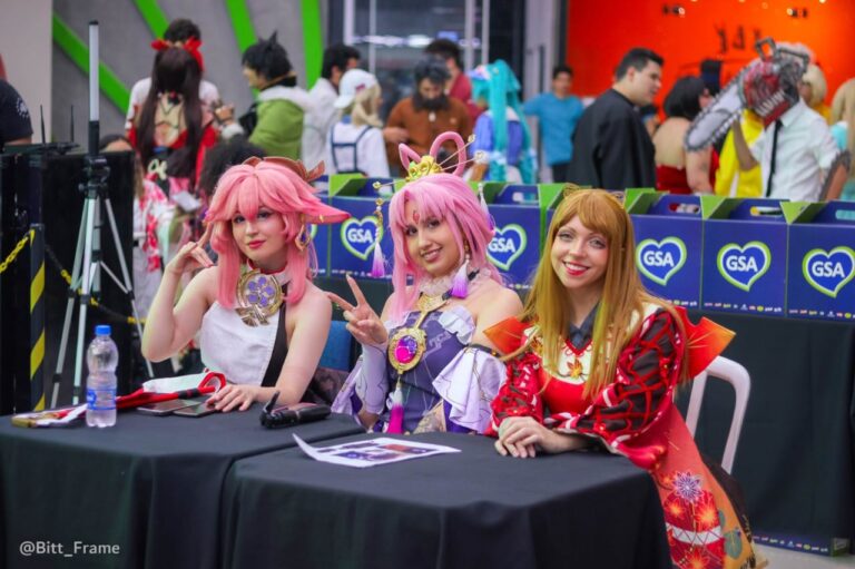 Dubladores de Eddie Murphy e Kakashi, de Naruto, participam de evento geek em shopping de Goiânia, neste domingo