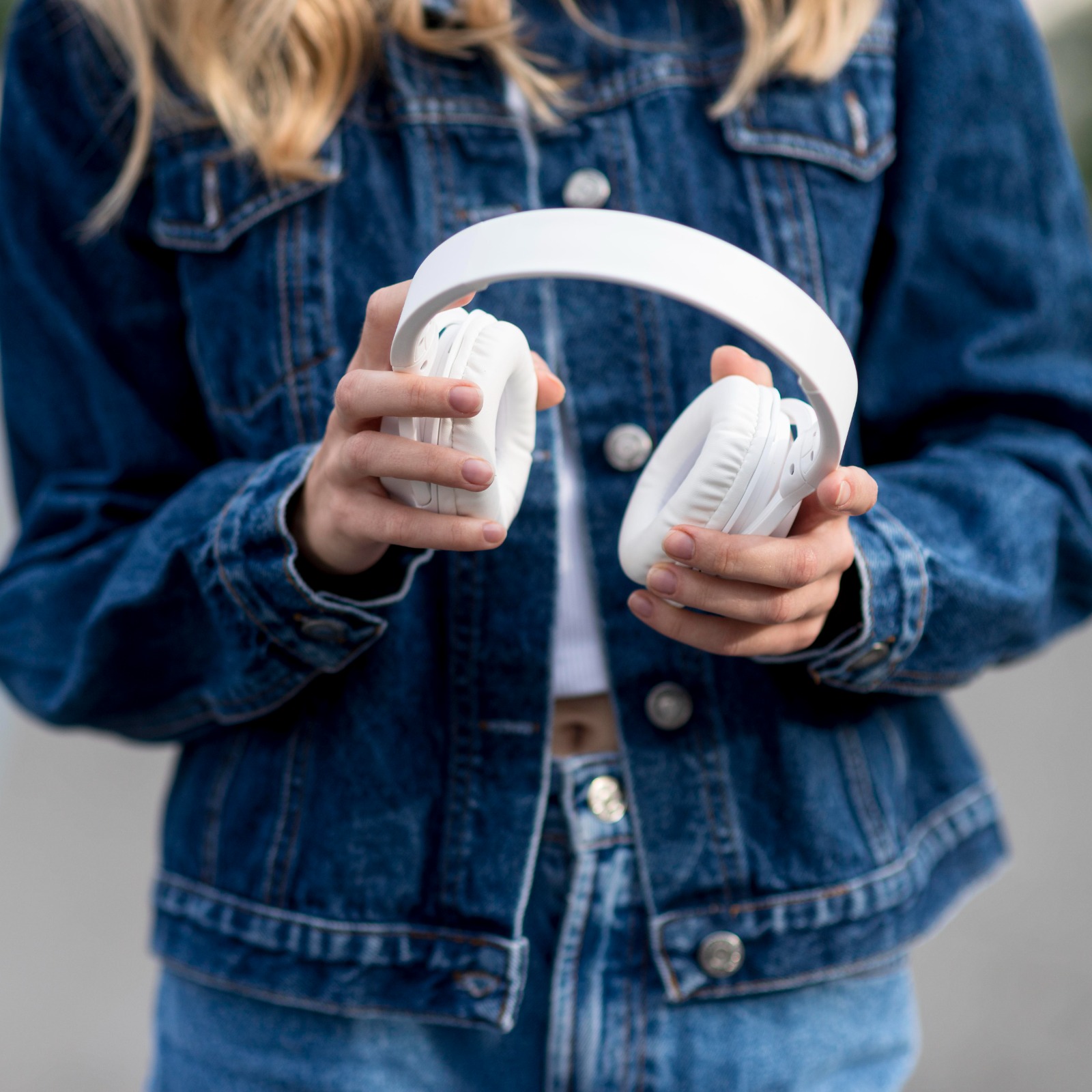 Especialista alerta para riscos do uso excessivo de fones de ouvido entre jovens.