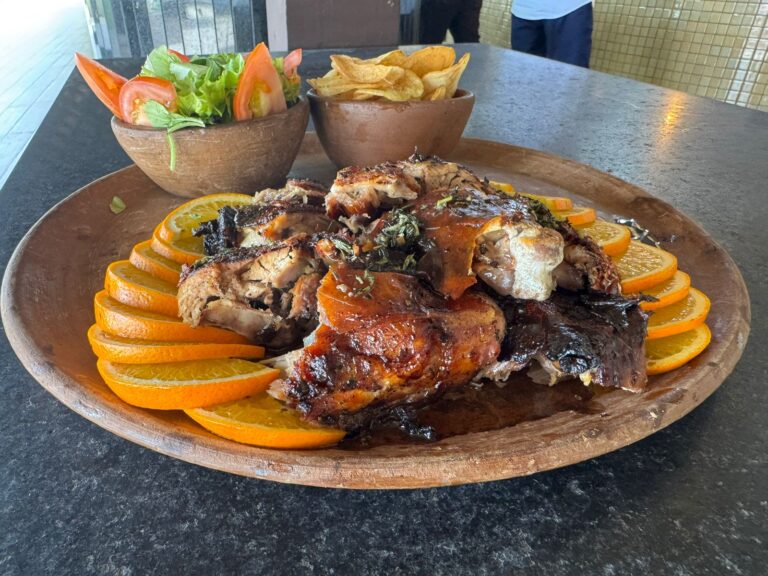Vila Galé Fortaleza homenageia gastronomia portuguesa com leitão assado