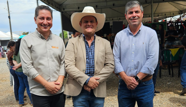 Cássio Roberto Hilário (Prefeito), Edgard Scatena Filho (Presidente do Sindicato) e Flávio Henrique da Silva (Chefe de Gabinete do Senar Goiás)