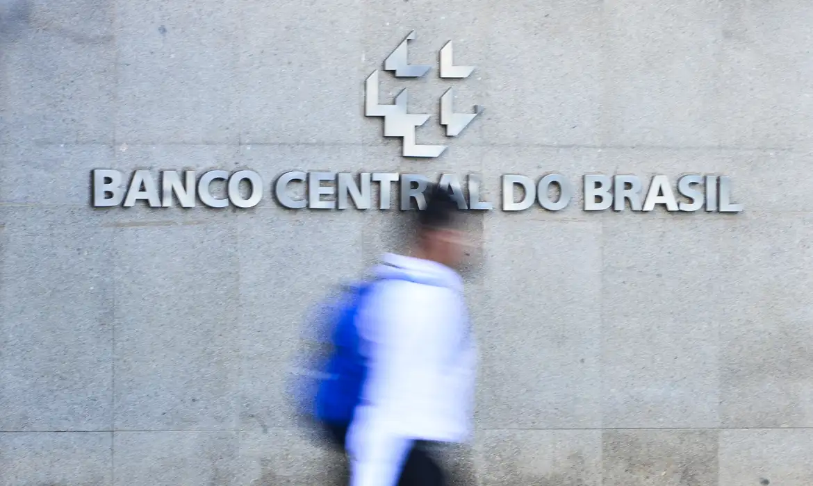 Juros das famílias seguem elevados e chegam a 64% ao ano, diz BC