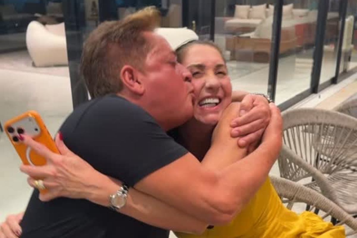 Poliana posta foto de Leonardo com mãe de Virginia e explica amizade