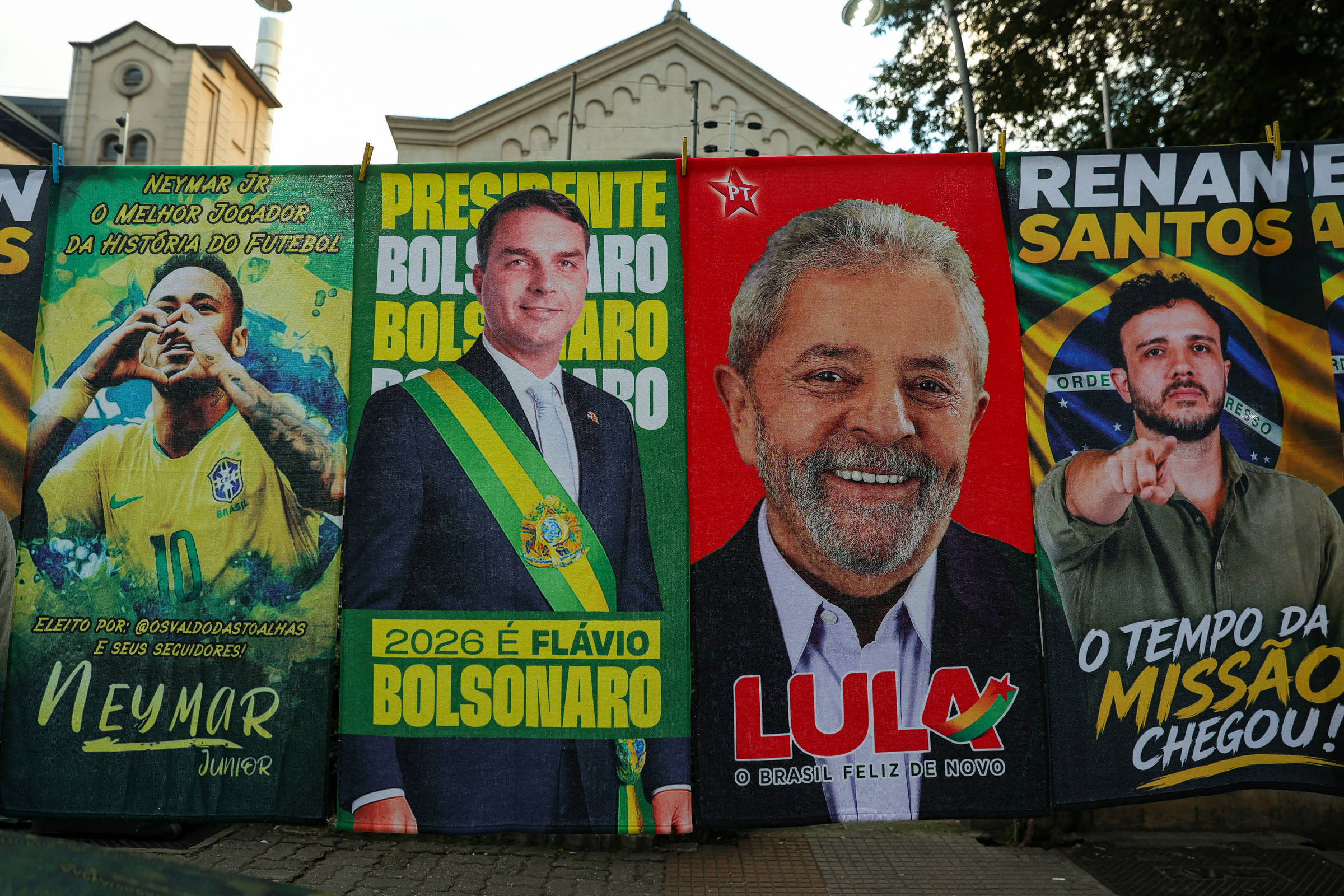 Maioria diz que família, amigos, imprensa e redes sociais não influenciam voto, aponta Datafolha