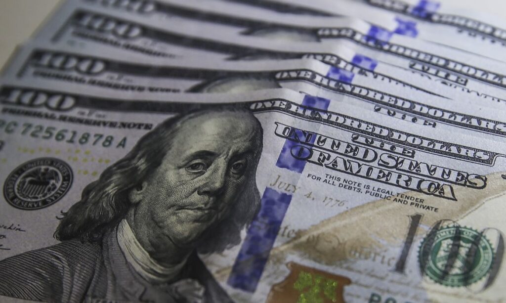 Dólar cai para R$ 5,17 após anúncio de recompra de títulos nos EUA