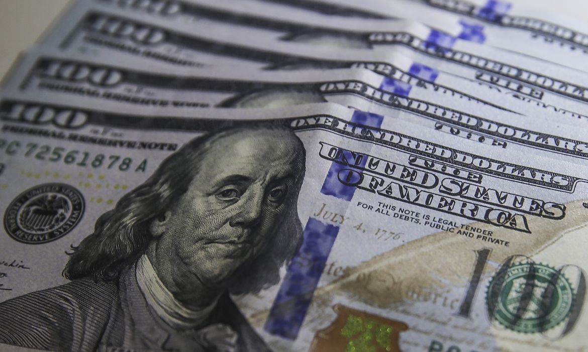 Dólar cai para R$ 5,10, após juros serem mantidos nos EUA