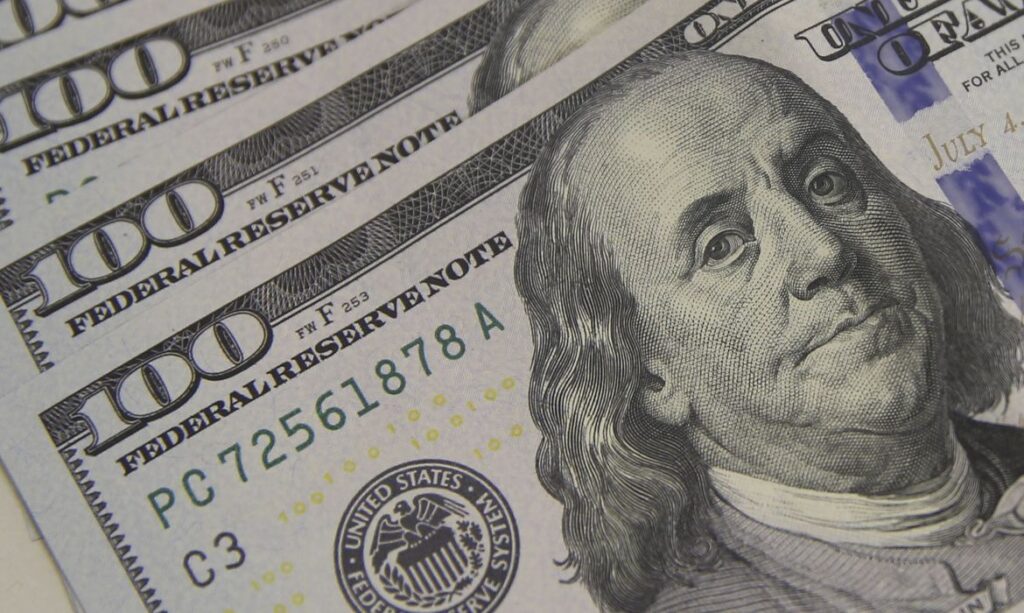 Dólar cai a R$ 5,08 e atinge menor valor em um mês