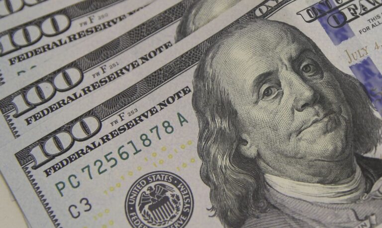 Dólar cai a R$ 5,08 e atinge menor valor em um mês