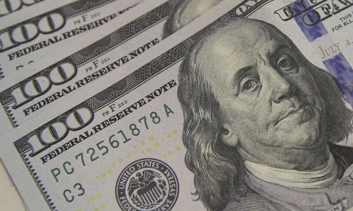 Dólar cai ao menor nível em quase dois meses, com alívio externo
