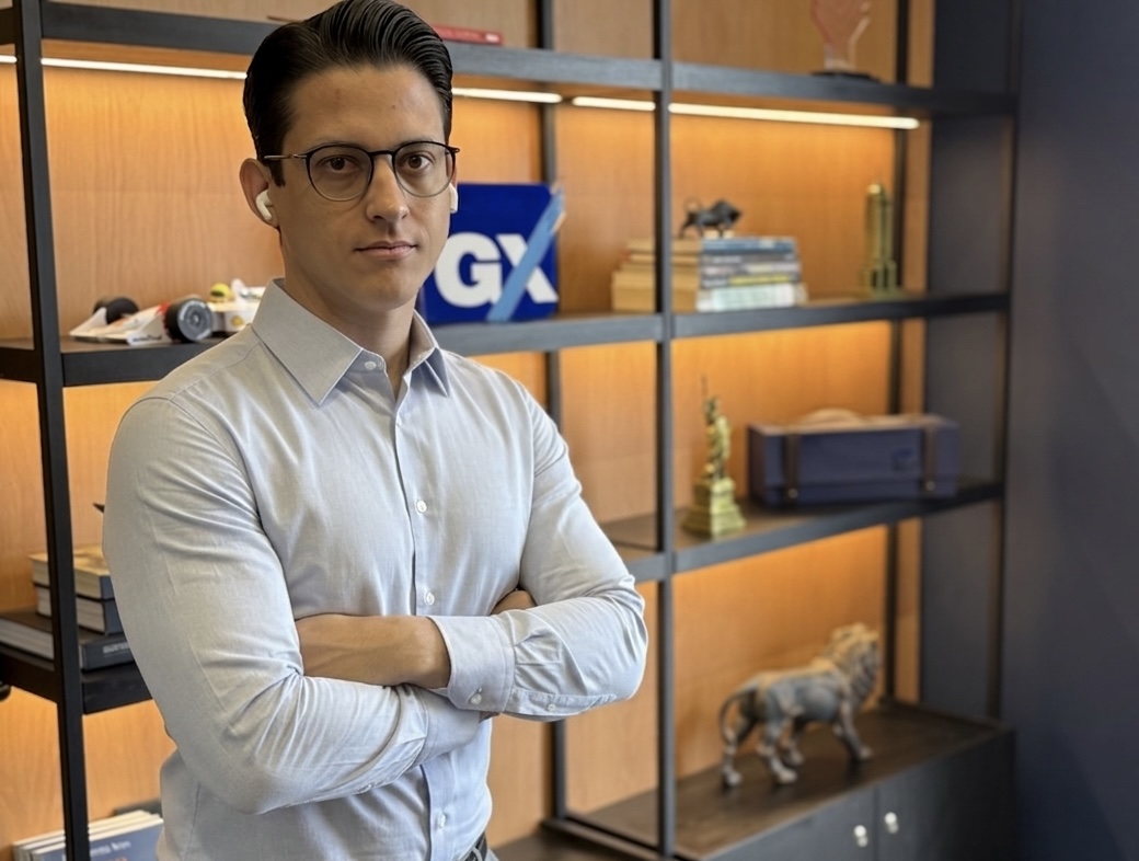 GX Capital usa três estruturas para investidores passarem pelo dólar eleitoral sem perder margem.
