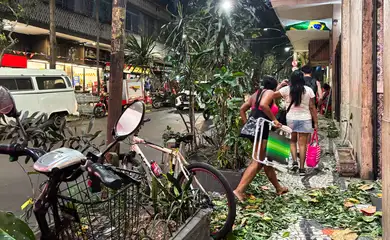 Vendaval ainda causa danos a moradores do Rio de Janeiro