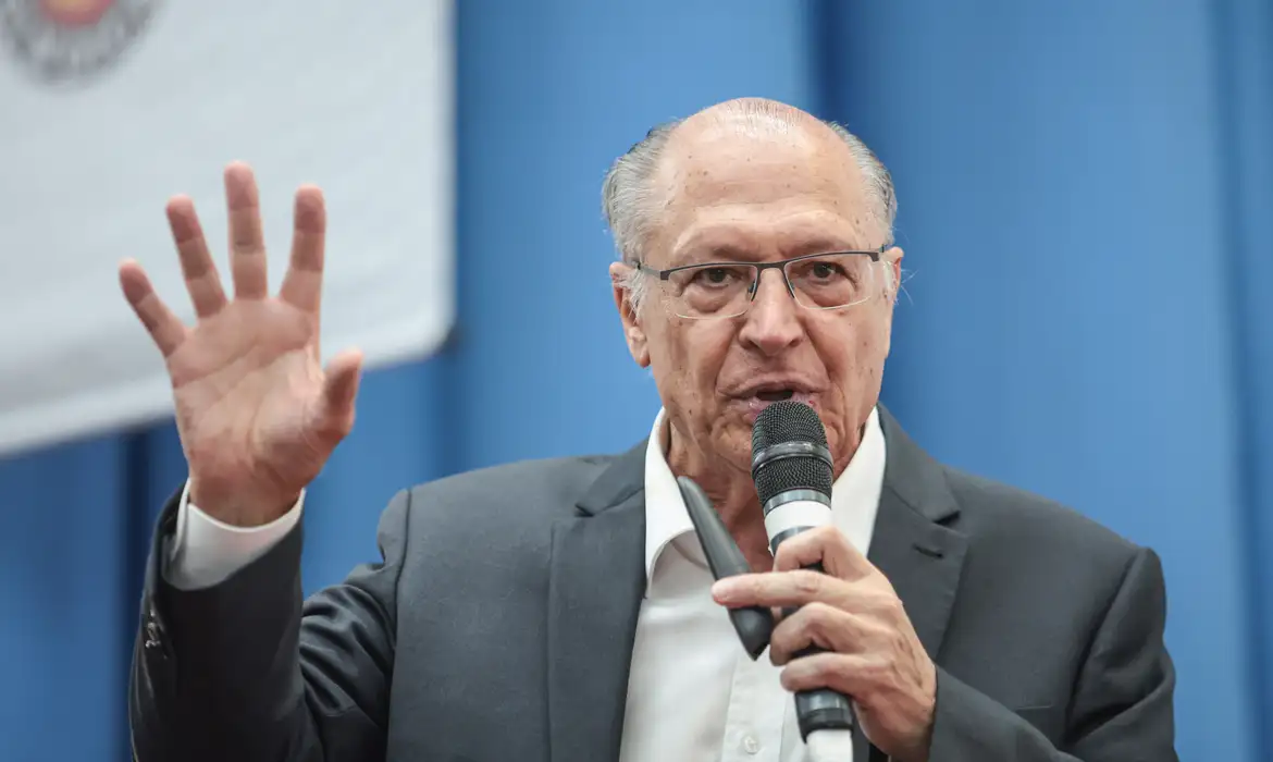 Alckmin diz que Milei presta desserviço à Argentina