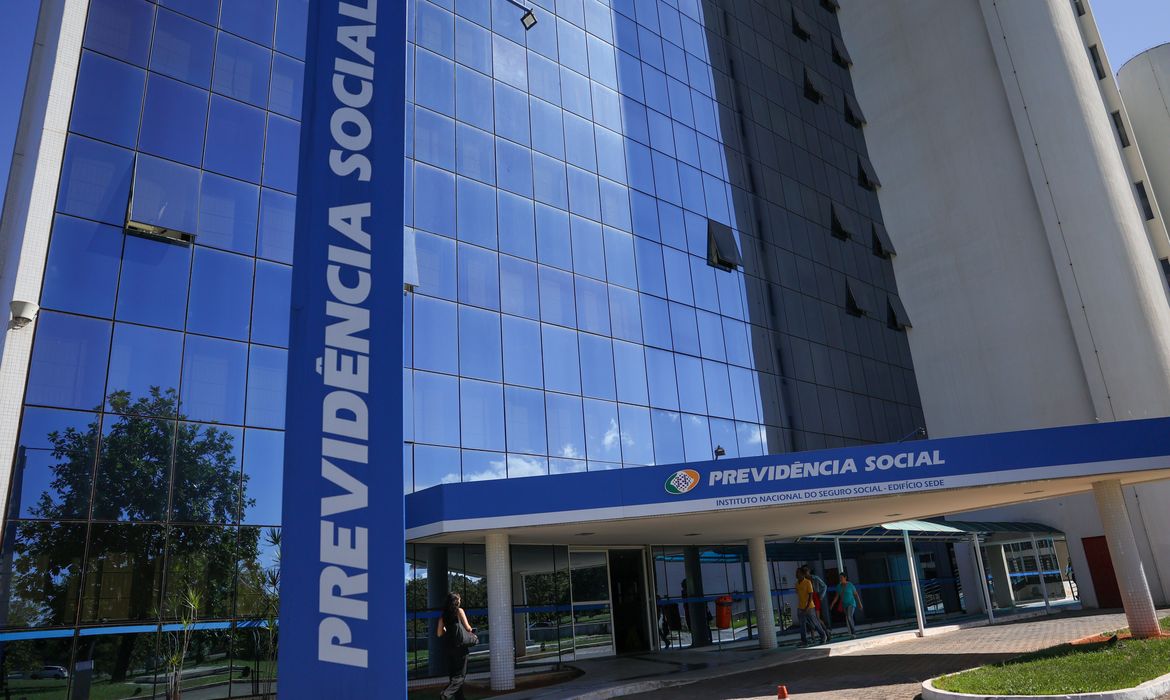 Previsão de gastos com INSS em 2027 é reduzida em R$ 5 bilhões