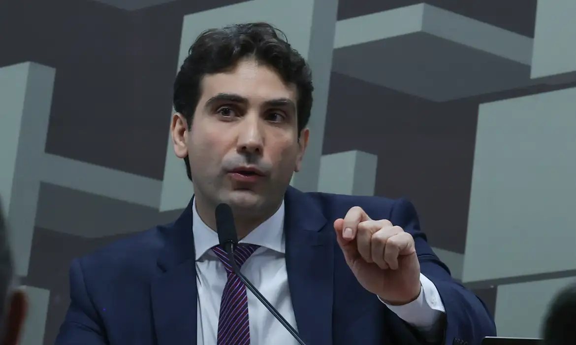 Galípolo critica empresas que pressionam para usar FGC