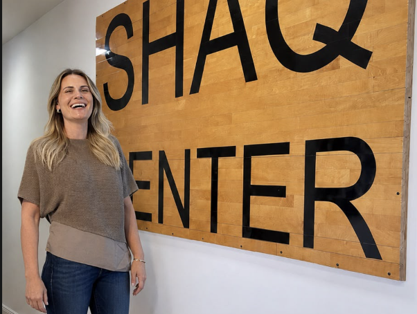 Designer brasileira Andria Tagliari, à frente do trabalho, na antiga residência de Shaquille O'Neal.