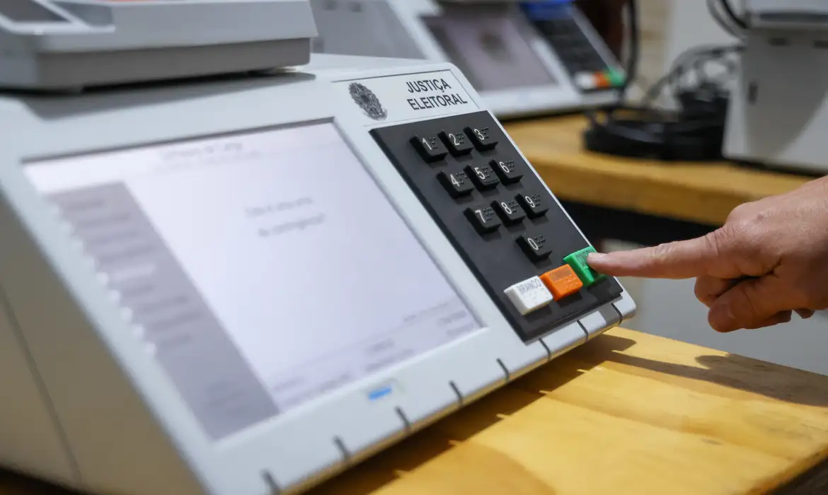 Eleitores participam de eleição simulada no Maranhão