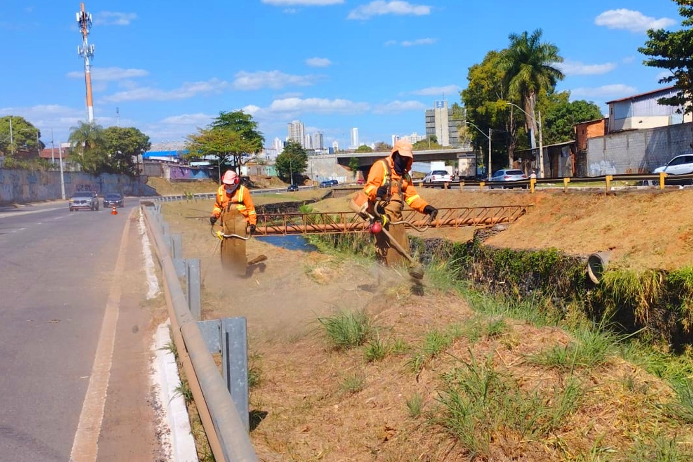 Comurg realiza limpeza preventiva em 14km do Córrego Botafogo