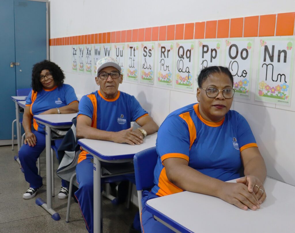 Educação de jovens e adultos da Prefeitura transforma trajetória de família que voltou a estudar na mesma sala