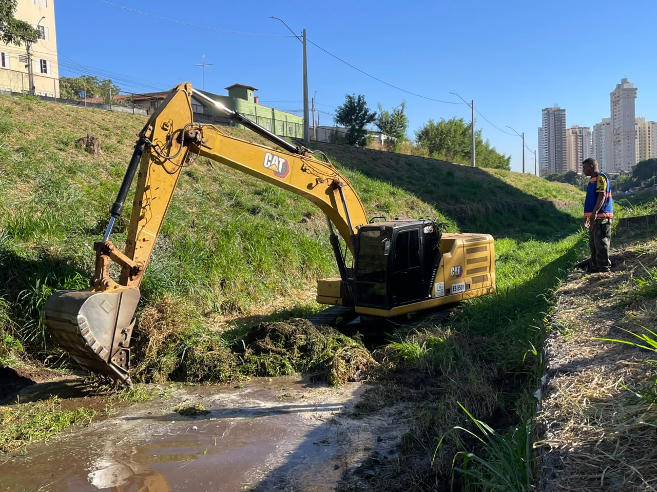 Prefeitura de Goiânia realiza força-tarefa de limpeza preventiva no Córrego Botafogo