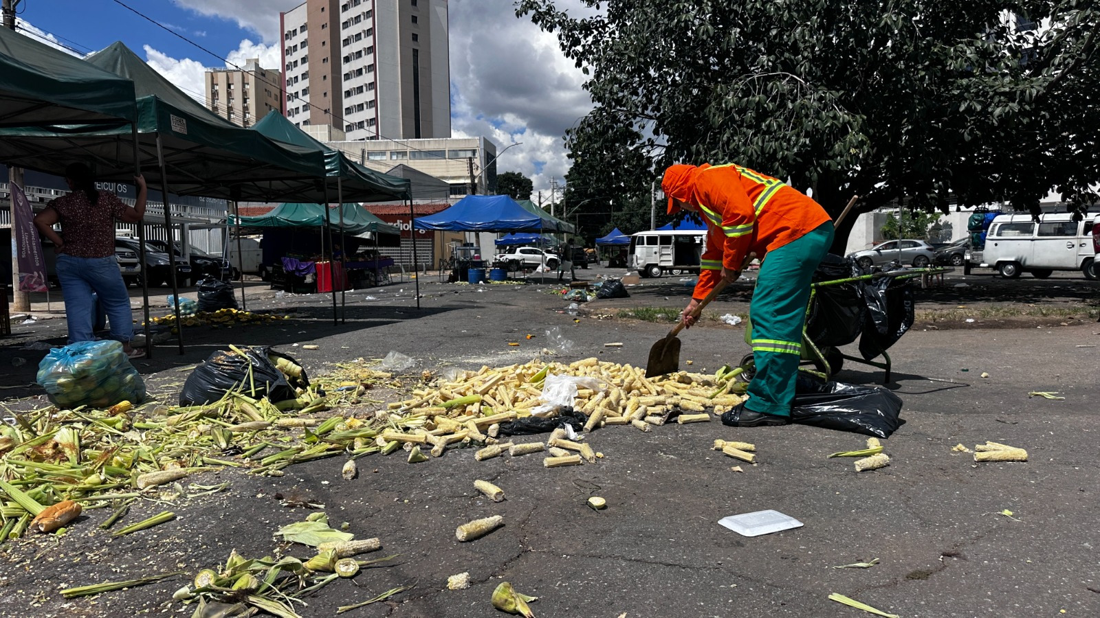 Comurg realiza limpeza de 34 feiras livres no fim de semana em Goiânia