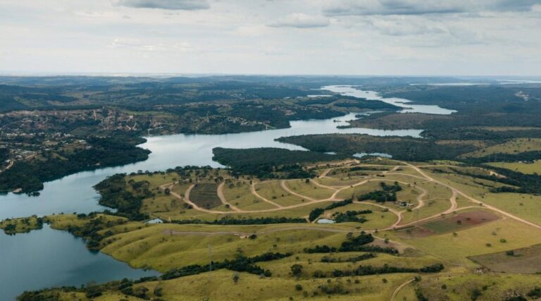 O Lago Corumbá IV visto do alto: é no coração do cerrado, a mais de mil quilômetros do litoral, que a maior piscina de ondas do país está sendo erguida.