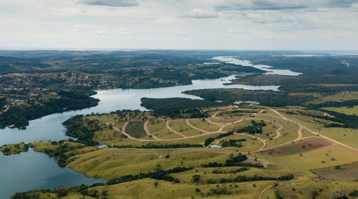 O Lago Corumbá IV visto do alto: é no coração do cerrado, a mais de mil quilômetros do litoral, que a maior piscina de ondas do país está sendo erguida.