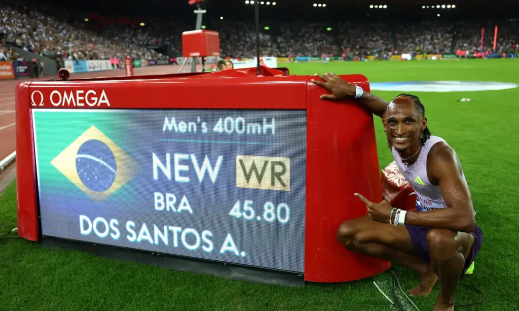 Alison dos Santos quebra recorde mundial dos 400m com barreiras