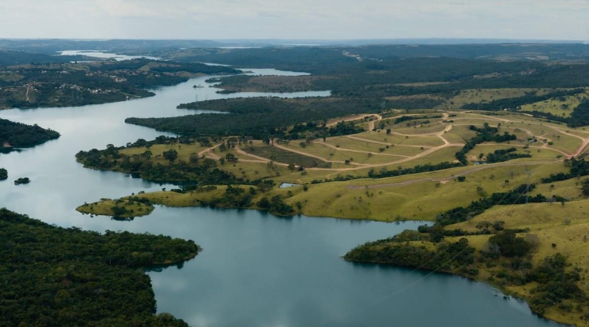 O Lago Corumbá IV, reservatório com 170 km² de espelho d’água a 1h10 de Brasília.