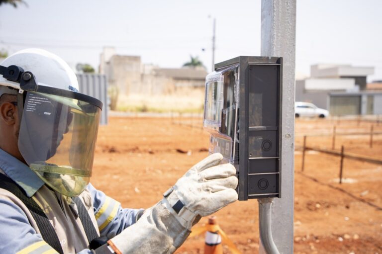 Agosto Vermelho reforça alerta para prevenção de acidentes com a rede elétrica em Goiás