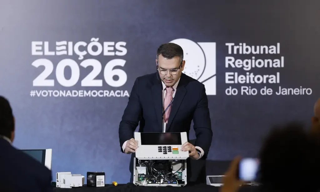 TRE-RJ abre urna para o público e defende segurança do voto eletrônico