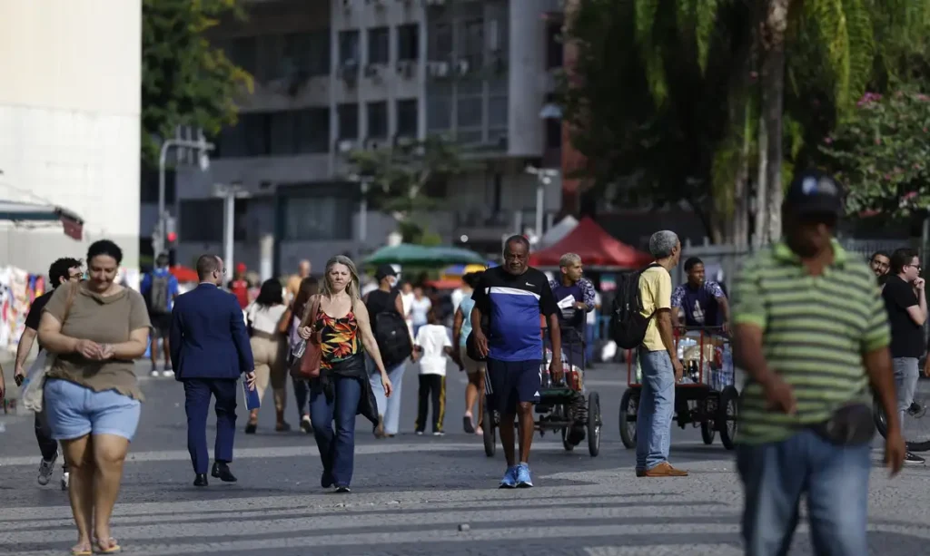 Crescimento populacional caiu para 0,37% em 2026, estima IBGE