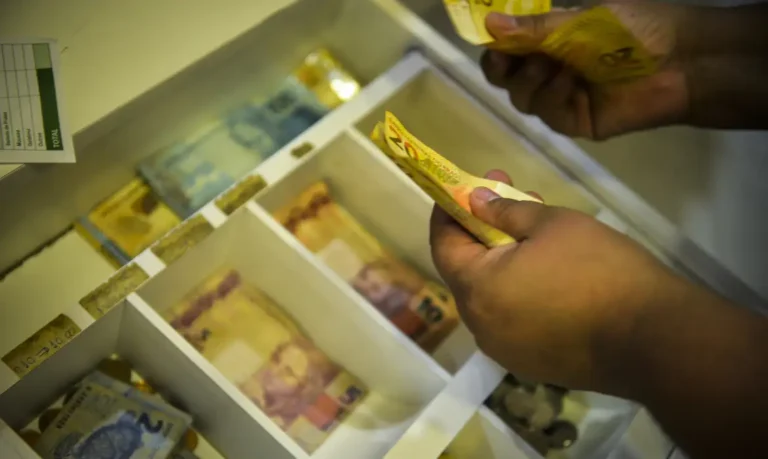 INPC tem variação negativa em agosto e soma 3,98% em 12 meses