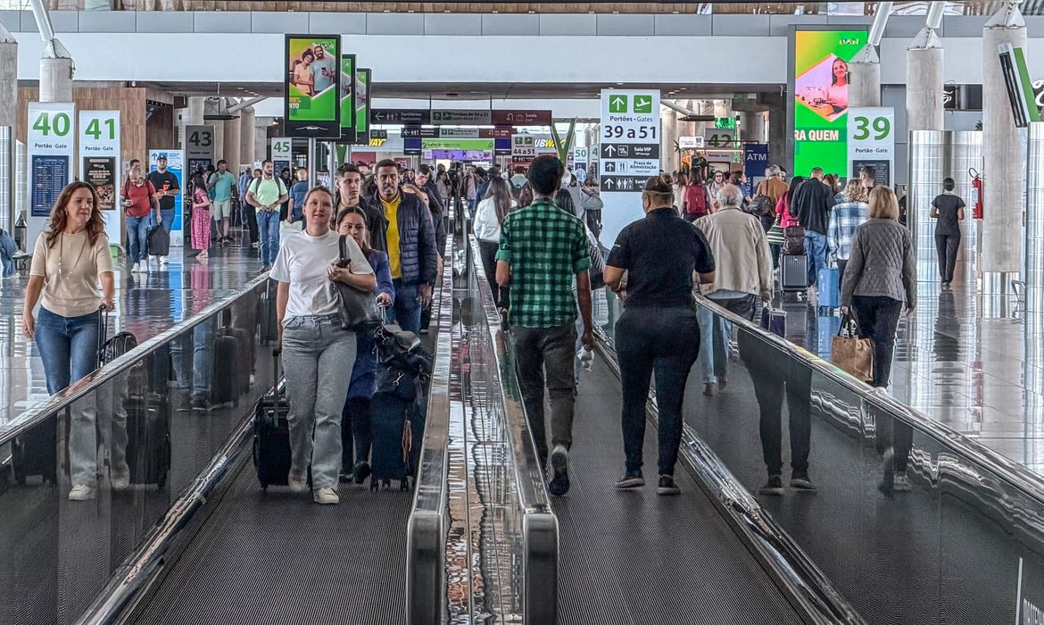 Setor de serviços fica estável em junho e sobe 2% no 1º semestre