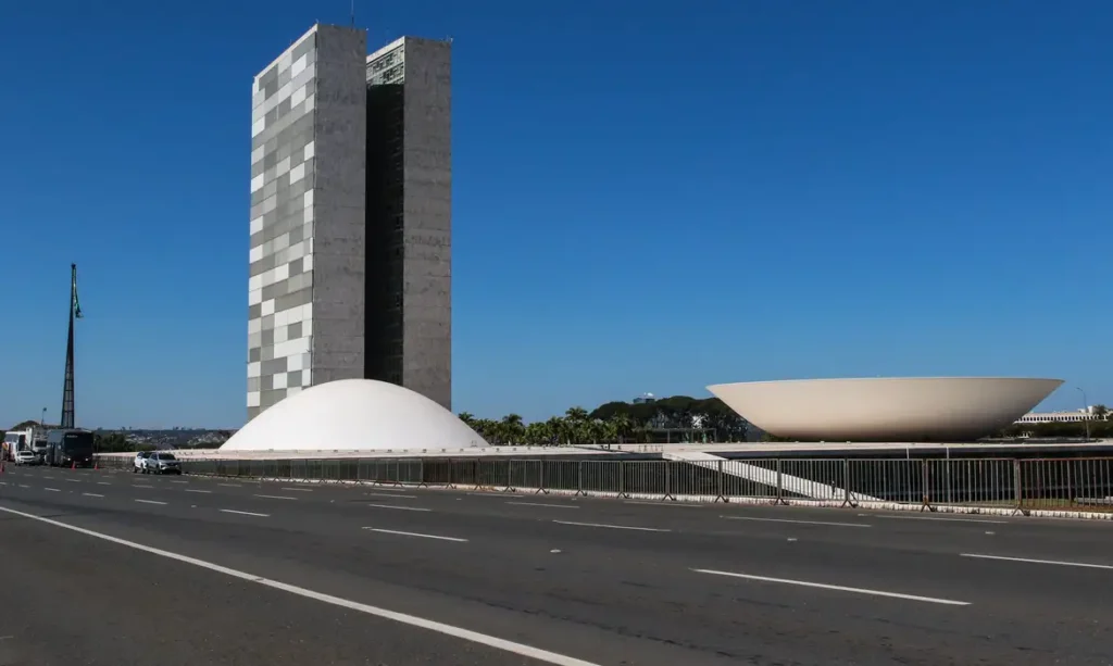 Votação da MP que zera "taxa das blusinhas" é adiada para terça