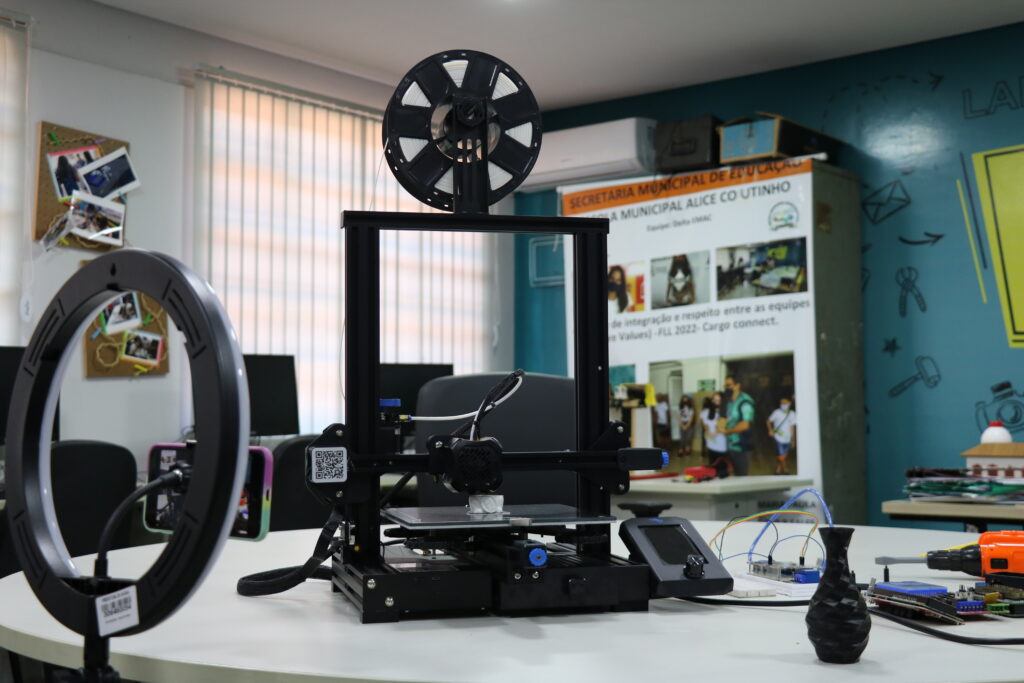 Programa Start leva robótica, programação e inteligência artificial a jovens de escolas municipais