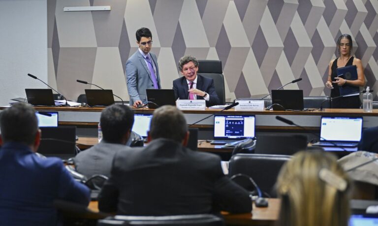Comissão aprova MP da taxa das blusinhas: texto segue a plenários