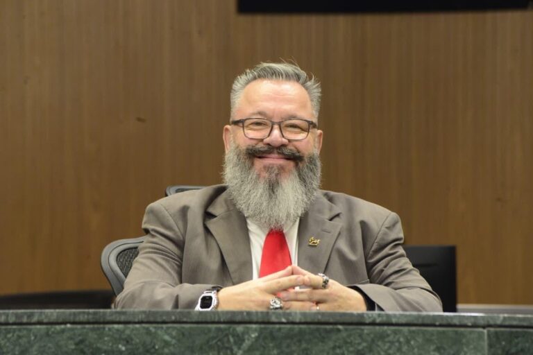 Diretor da UNIALFA Goiânia lança livro e provoca reflexão sobre envelhecer