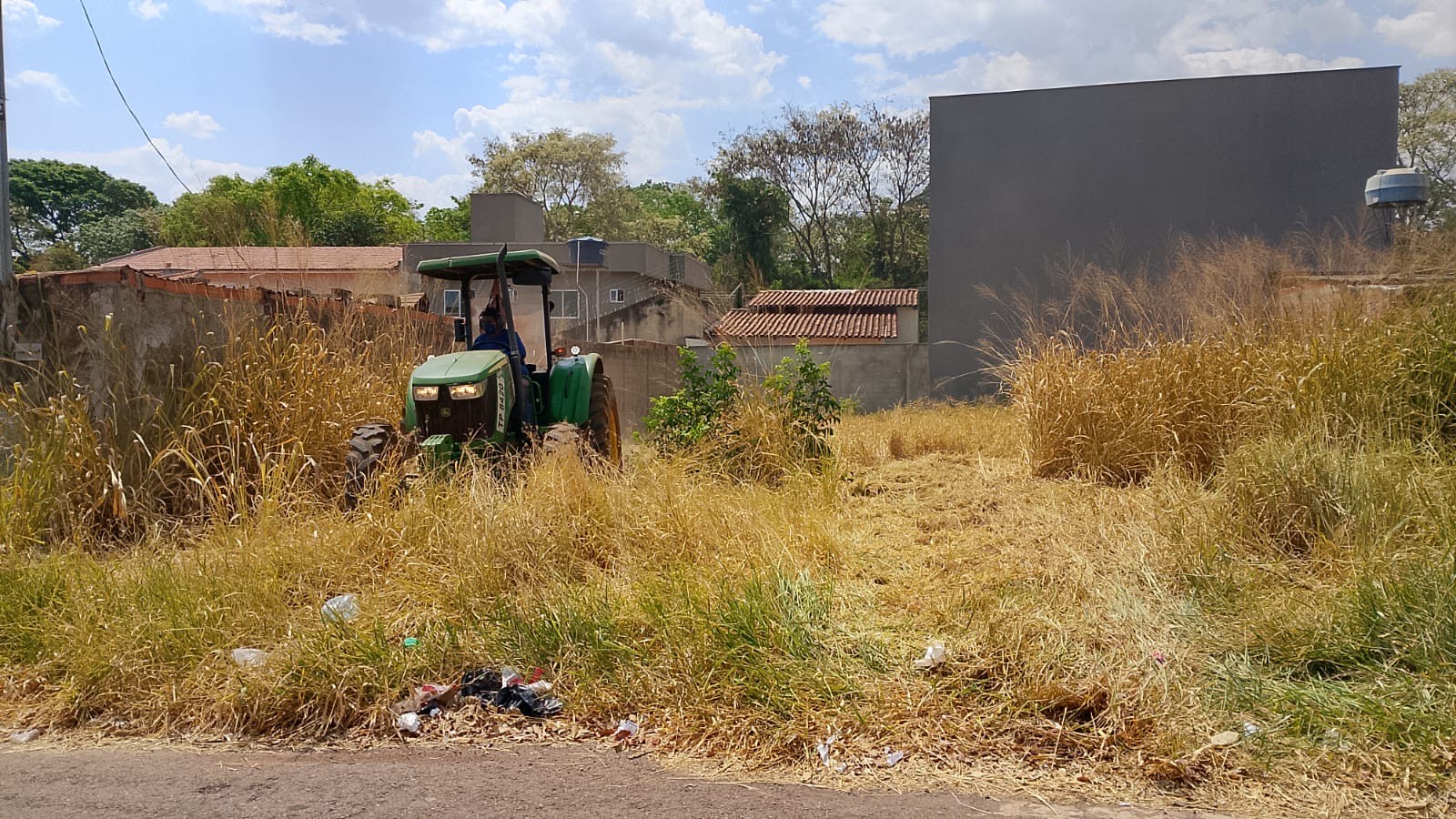 Prefeitura limpa 779 lotes baldios e cobra custo dos proprietários