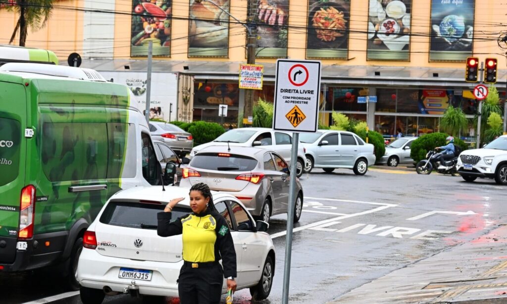 Prefeitura de Goiânia reforça sinalização da Direita Livre em 84 cruzamentos