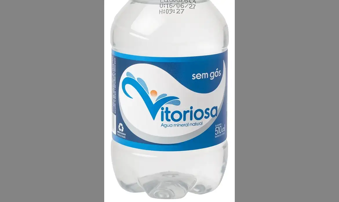 Anvisa interdita água mineral da marca Vitoriosa por conter coliformes