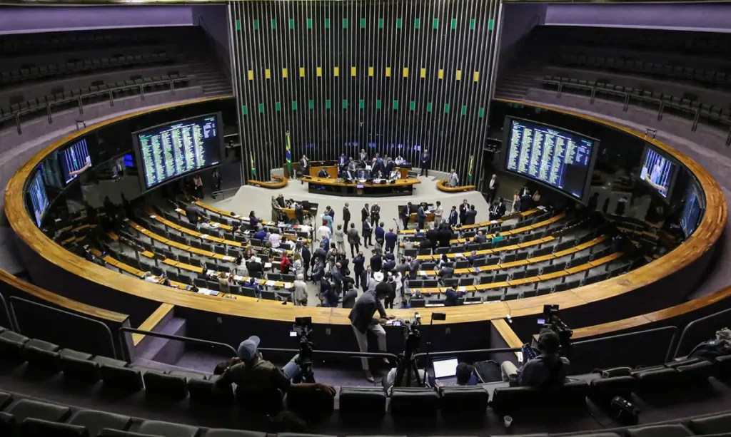 MP da "taxa das blusinhas" é aprovada na Câmara e vai ao Senado