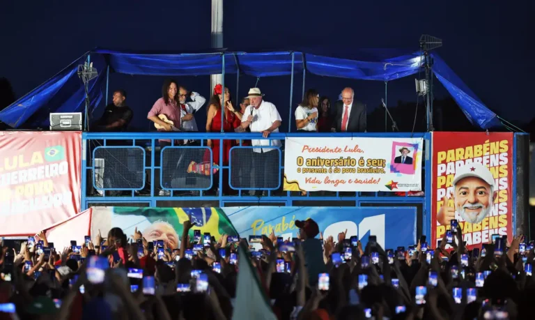 Lula e eleitores idosos se emocionam em “festa de aniversário”