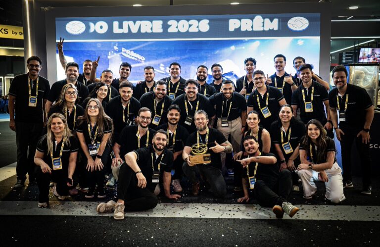 Dhiego Rosa (ao centro com o troféu em mãos) e a equipe do Grupo Escalada comemorando o prêmio de Melhor Consultoria Oficial do Mercado Livre, entregue no Mercado Livre Experience, em São Paulo, em setembro de 2026.