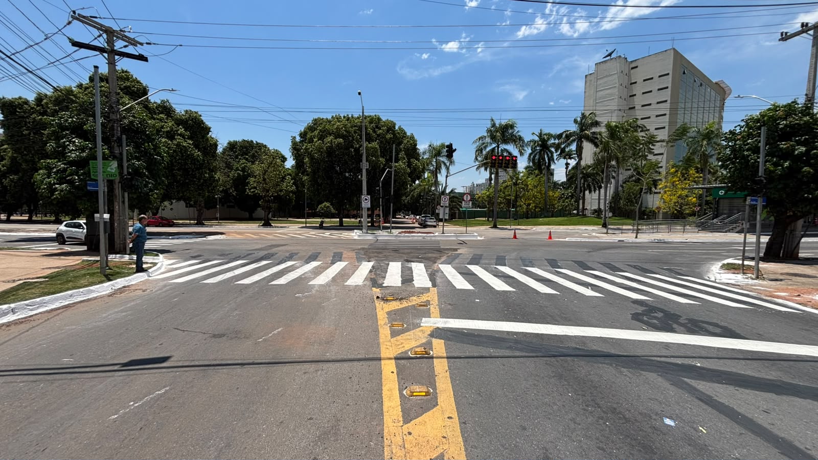 Prefeitura de Goiânia retira barreira de concreto de cruzamento entre Av. 85 e Praça Cívica