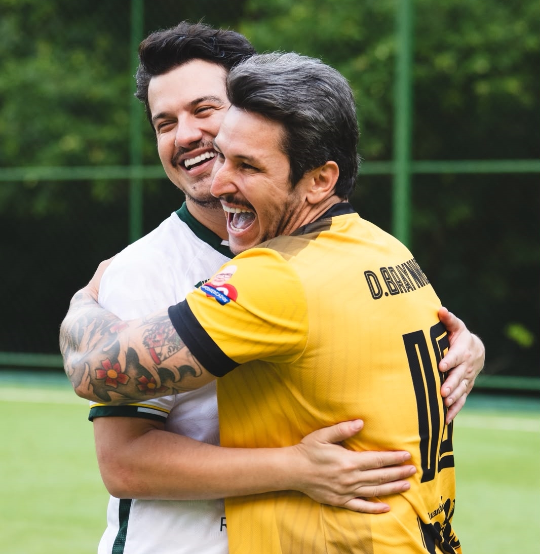 Hugo e Guilherme e Kamisa 10 se encontram no Futebol Solidário em Goiânia