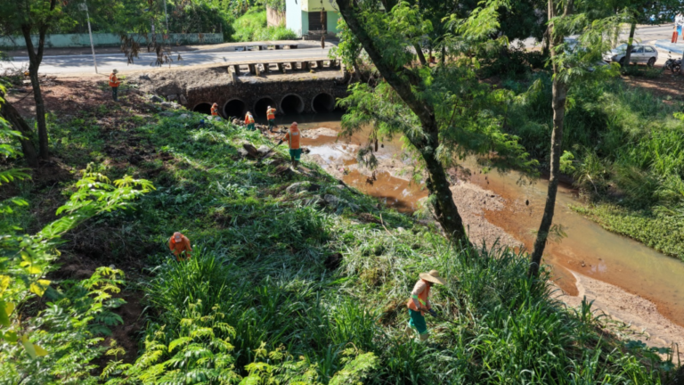 Comurg amplia limpeza preventiva de córregos para reduzir impactos das chuvas em Goiânia